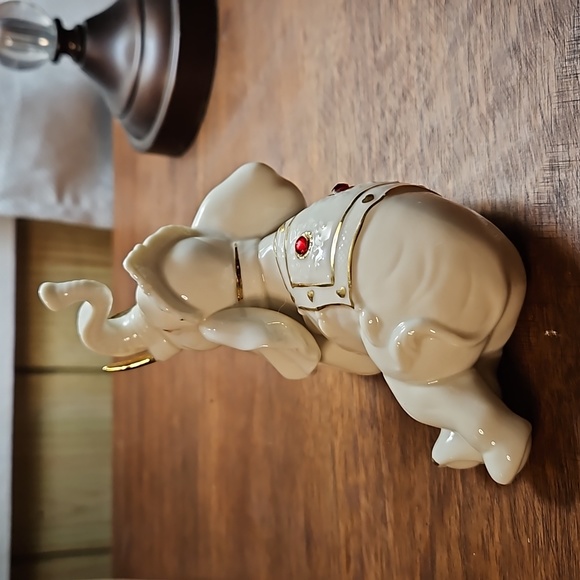 Vintage 1998 Yh porcelain jeweled w gold trim good luck elephant - Picture 4 of 5